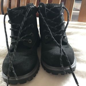 Boys size 5 Sketchers boots